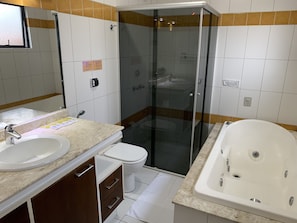 Suite Privativa Familiar 6 | Bathroom | Shower, free toiletries, towels