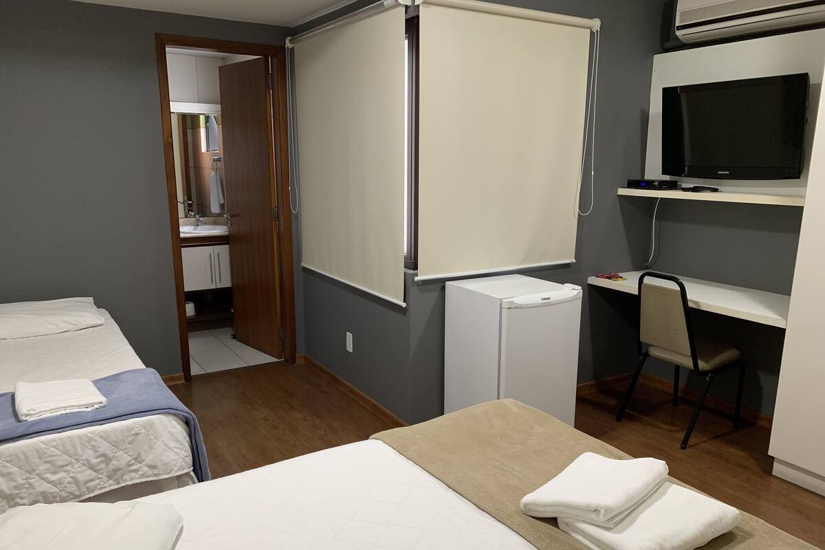 Suite Privativa 3 | Minibar, individually decorated, desk, blackout drapes