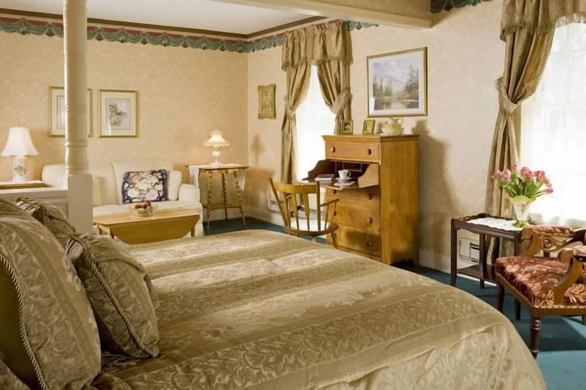 Signature Chalet, Refrigerator | Premium bedding, desk, iron/ironing board, free WiFi