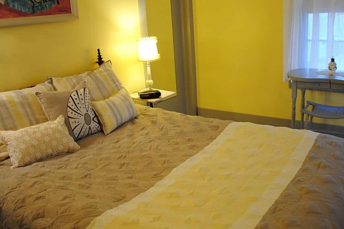 Quarto triplo superior, geladeira | Roupas de cama premium, escrivaninha, ferros/tábuas de passar roupa