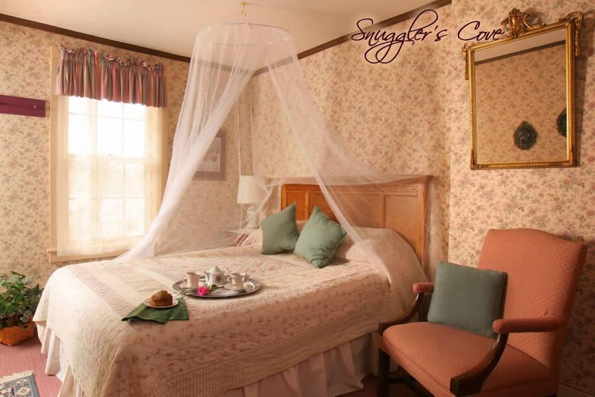 Romantic Villa, 1 Queen Bed, Jetted Tub | Premium bedding, desk, iron/ironing board, free WiFi