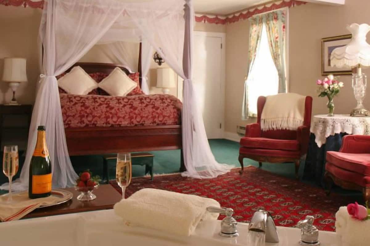 Cobertura romântica, banheira de hidromassagem | Roupas de cama premium, escrivaninha, ferros/tábuas de passar roupa