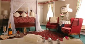 Romantic Penthouse, Jetted Tub