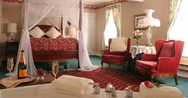 Romantic Penthouse, Jetted Tub