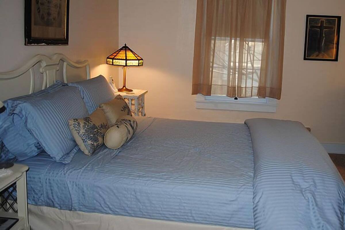 Quarto standard, 1 cama Queen | Roupas de cama premium, escrivaninha, ferros/tábuas de passar roupa