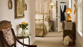 Premium bedding, desk, iron/ironing board, free WiFi