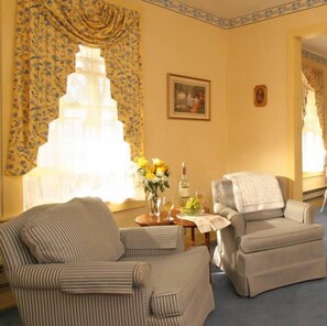 Royal Loft, Refrigerator | Living room