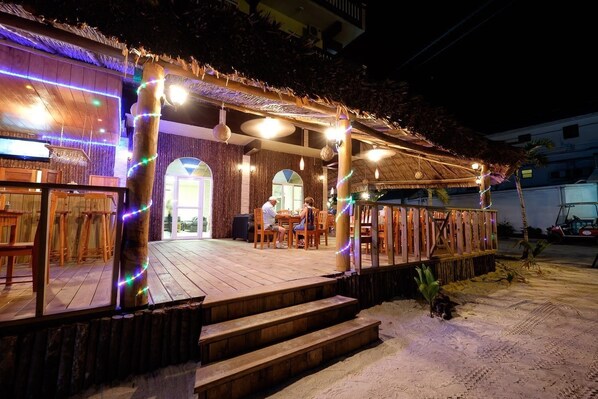 Vista frontal de la propiedad por la tarde o noche