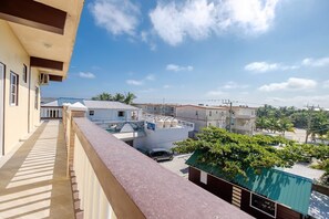 Apartemen Mewah, 1 Tempat Tidur Queen, pemandangan samudra, menghadap laut | Balkon