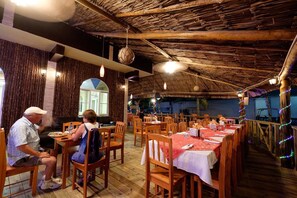 Se sirven comidas, cenas y cocina internacional 