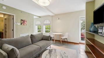 32-inch Smart TV with digital channels, TV