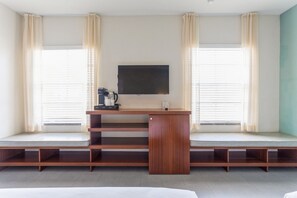 Habitación clásica, 2 camas Queen size (Lean On-Site Support) | Área de sala de estar | Smart TV de 32 pulgadas con canales digitales y televisión 