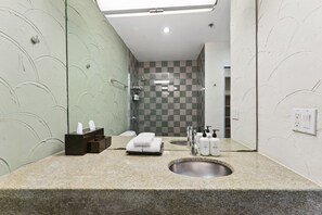 Deluxe Two-Bedroom Apartment (Self Check-in) | Bathroom | Shower, free toiletries, hair dryer, towels - Kasa El Paseo Miami Beach (Miami Beach)
