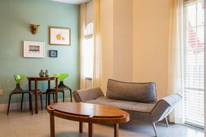 Svit Deluxe - 1 kingsize-säng (Lean On-Site Support) | Vardagsrum | 32-tums smart-tv med digitalkanaler och tv