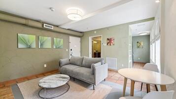 Classic-Apartment, 1 King-Bett (Lean On-Site Support) | Wohnbereich | 32-Zoll-Smart-TV mit Digitalempfang, Fernseher