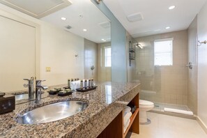 Queen Room (Self Check-in) | Bathroom | Shower, free toiletries, hair dryer, towels