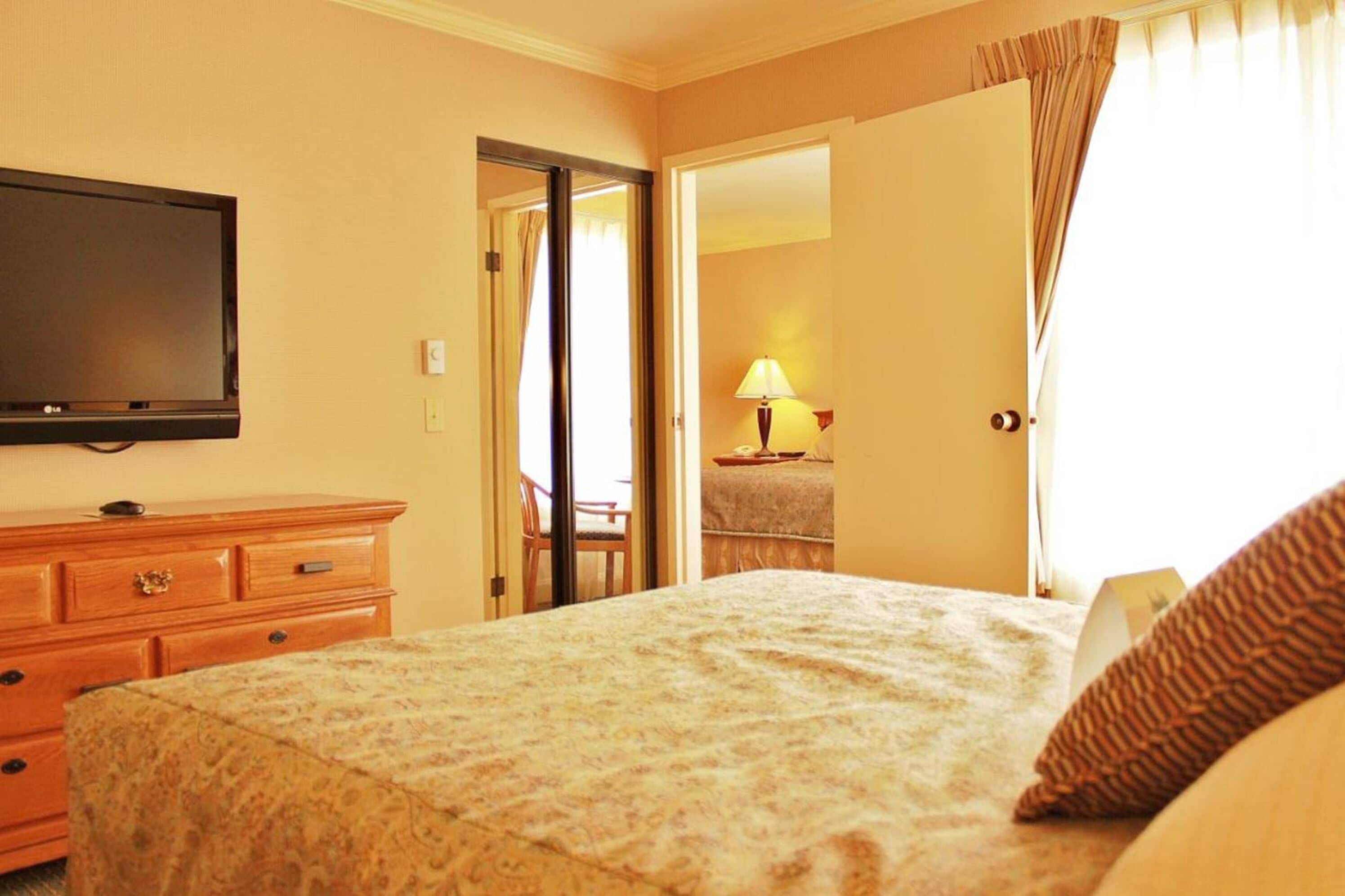 Standard Room, 1 King Bed | In-room safe, desk, free WiFi, bed sheets