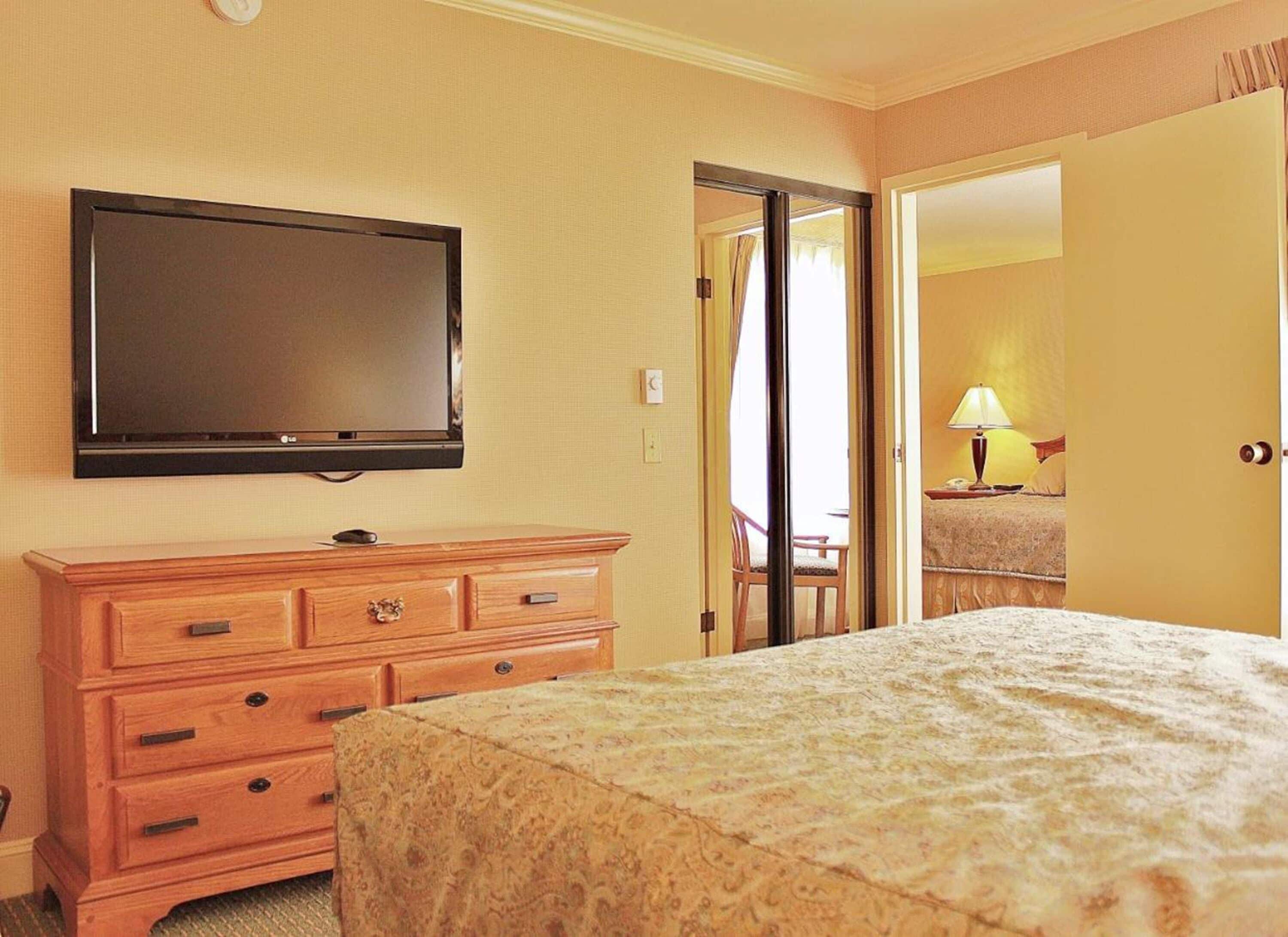 standard room, 1 king bed | in-room safe, desk, free wifi, bed sheets