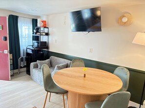 Decoración personalizada, tabla de planchar con plancha y wifi gratis 