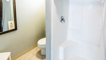 Douche, articles de toilette gratuits, sèche-cheveux