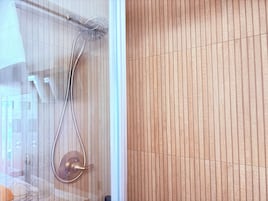 Ducha, artículos de tocador gratuitos, secador de pelo, toallas