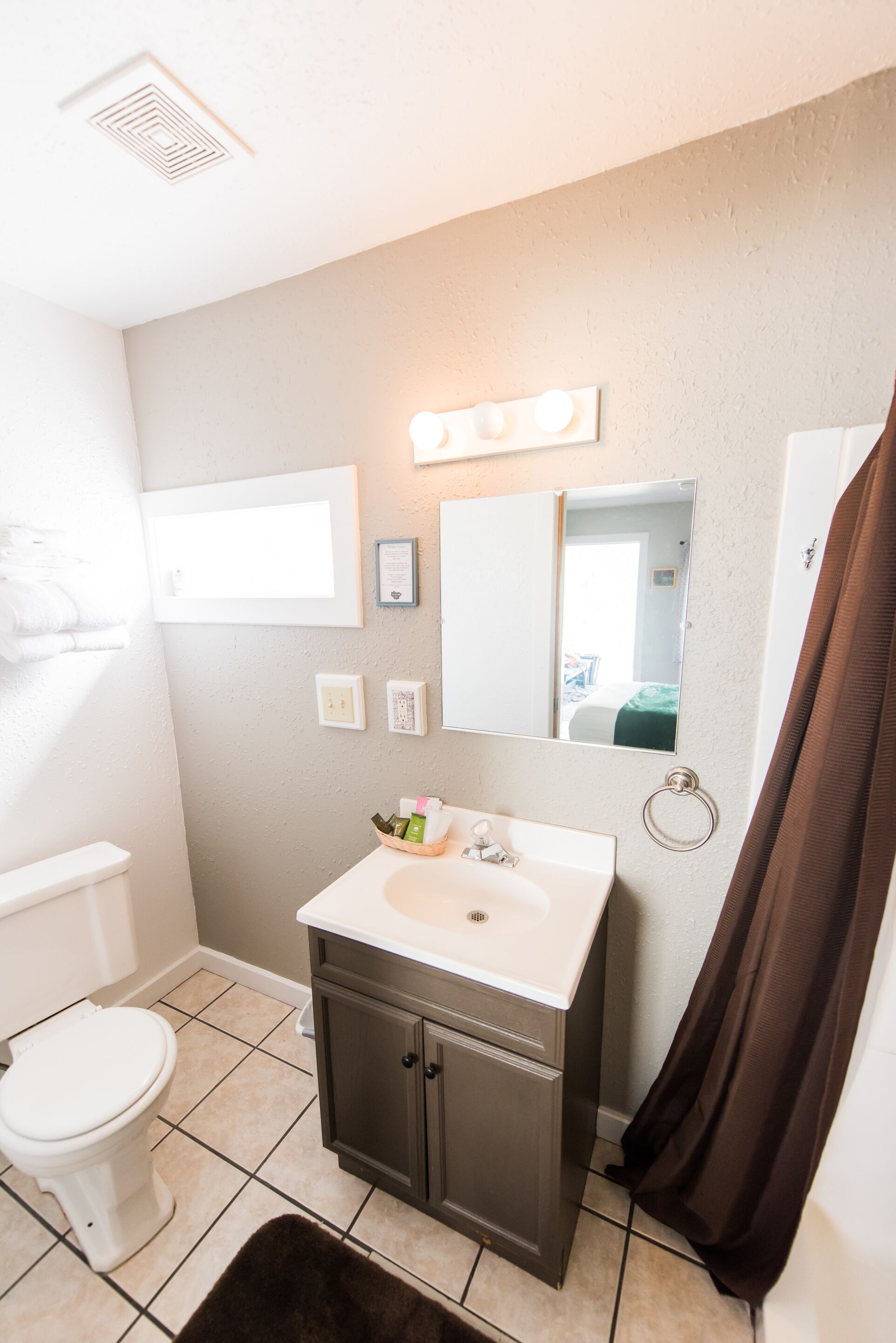 Ducha, artículos de tocador gratuitos, secador de pelo, toallas