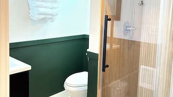 淋浴設備、免費盥洗用品、吹風機、毛巾