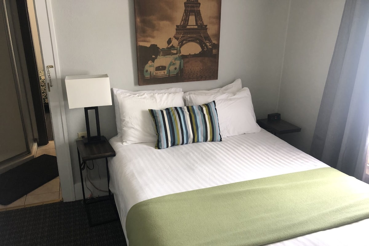 Suite, baño privado (2 Twin, 1 Queen room) | 1 dormitorio, decoración individual, tabla de planchar con plancha
