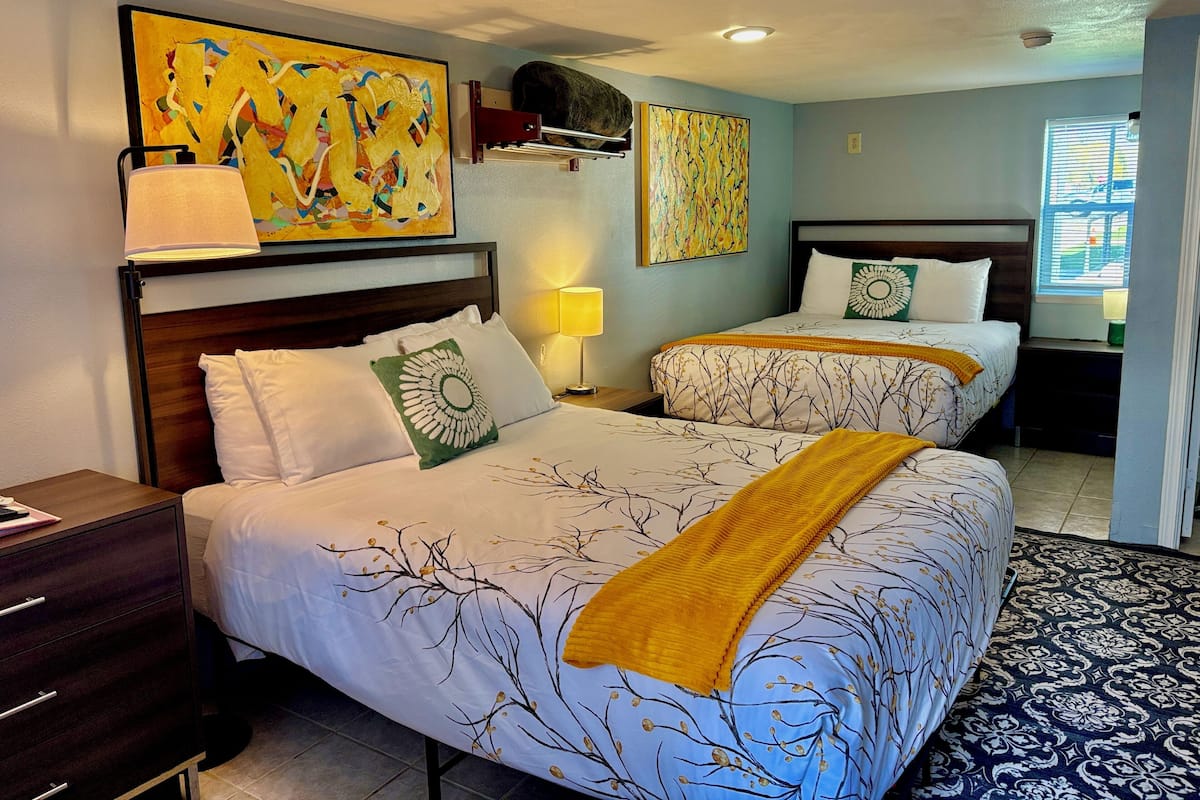 Habitación estándar, 2 camas de matrimonio (Pet-Friendly) | 1 dormitorio, decoración individual, tabla de planchar con plancha