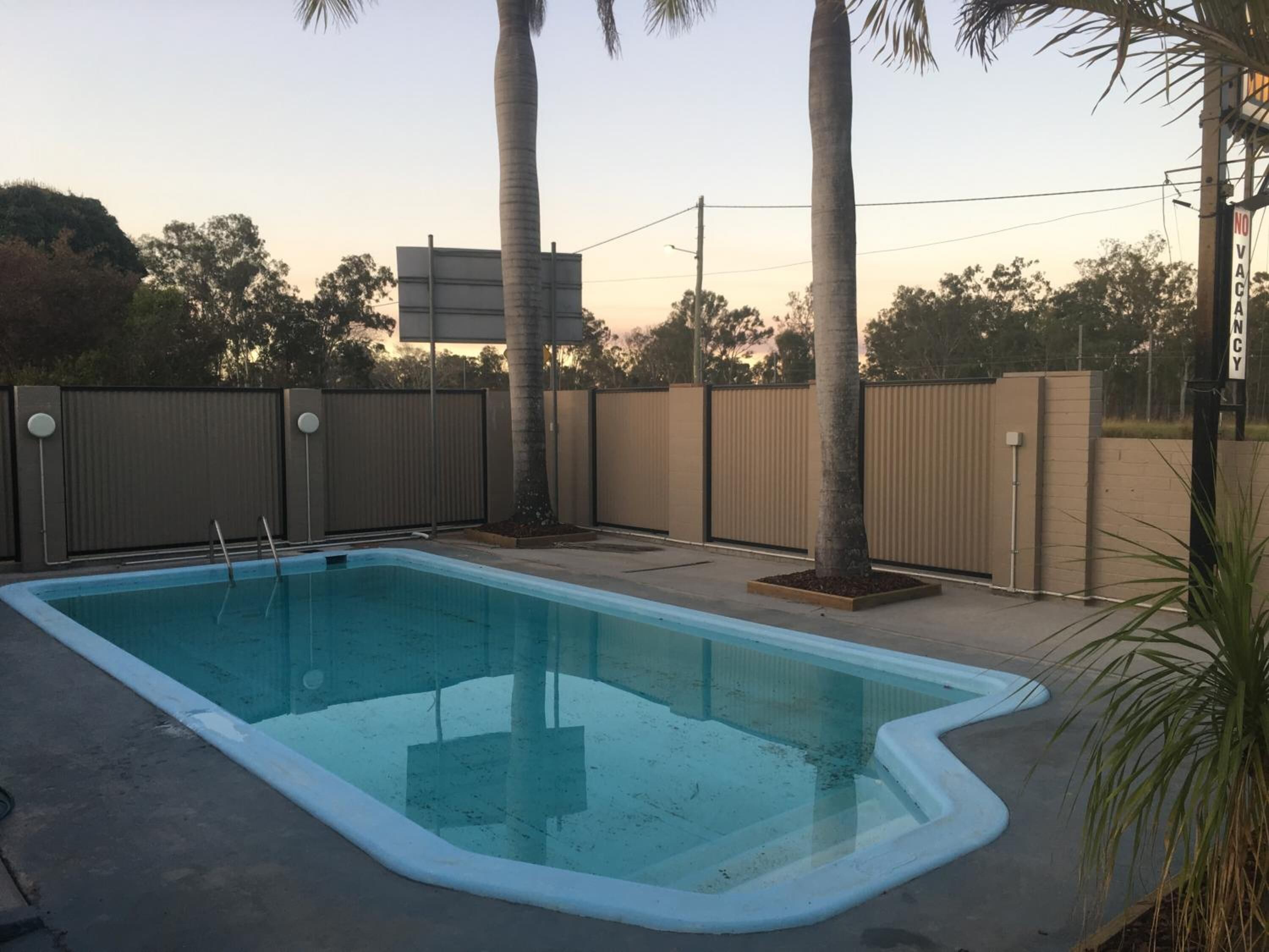 Una piscina al aire libre de temporada