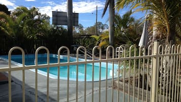 Una piscina al aire libre de temporada