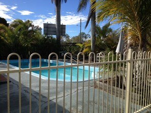 Seasonal outdoor pool - Bororen Motel (Bororen)