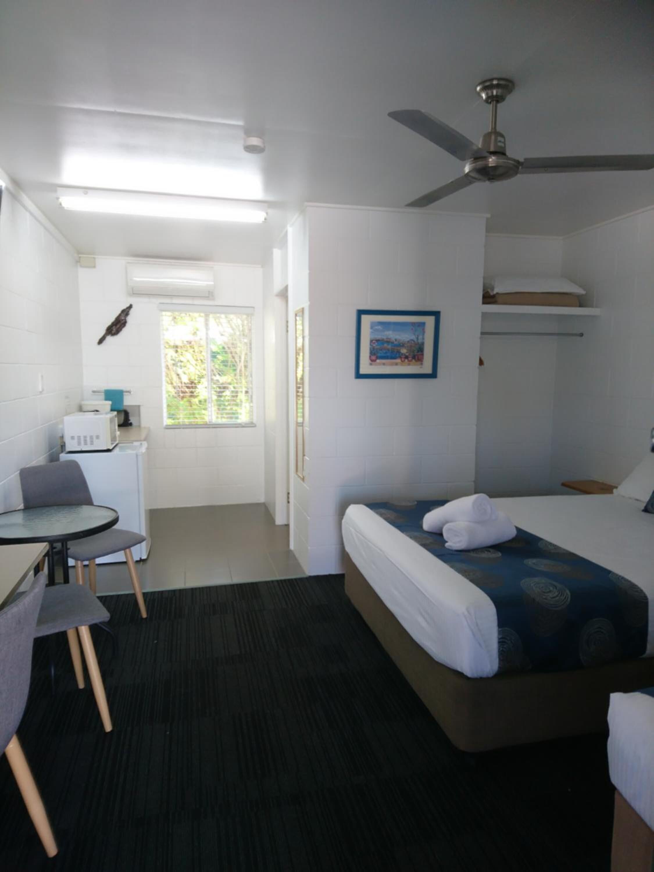 Literie de qualité supérieure, bureau, fer et planche à repasser