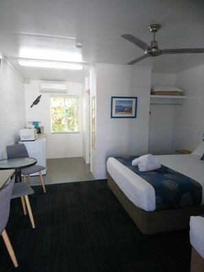 Premium bedding, desk, iron/ironing board, free WiFi - Bororen Motel (Bororen)