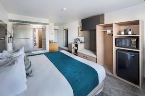 Room, 1 King Bed, Jetted Tub | Hypo-allergenic bedding, iron/ironing board, free cribs/infant beds - The Marina Inn (Anacortes)