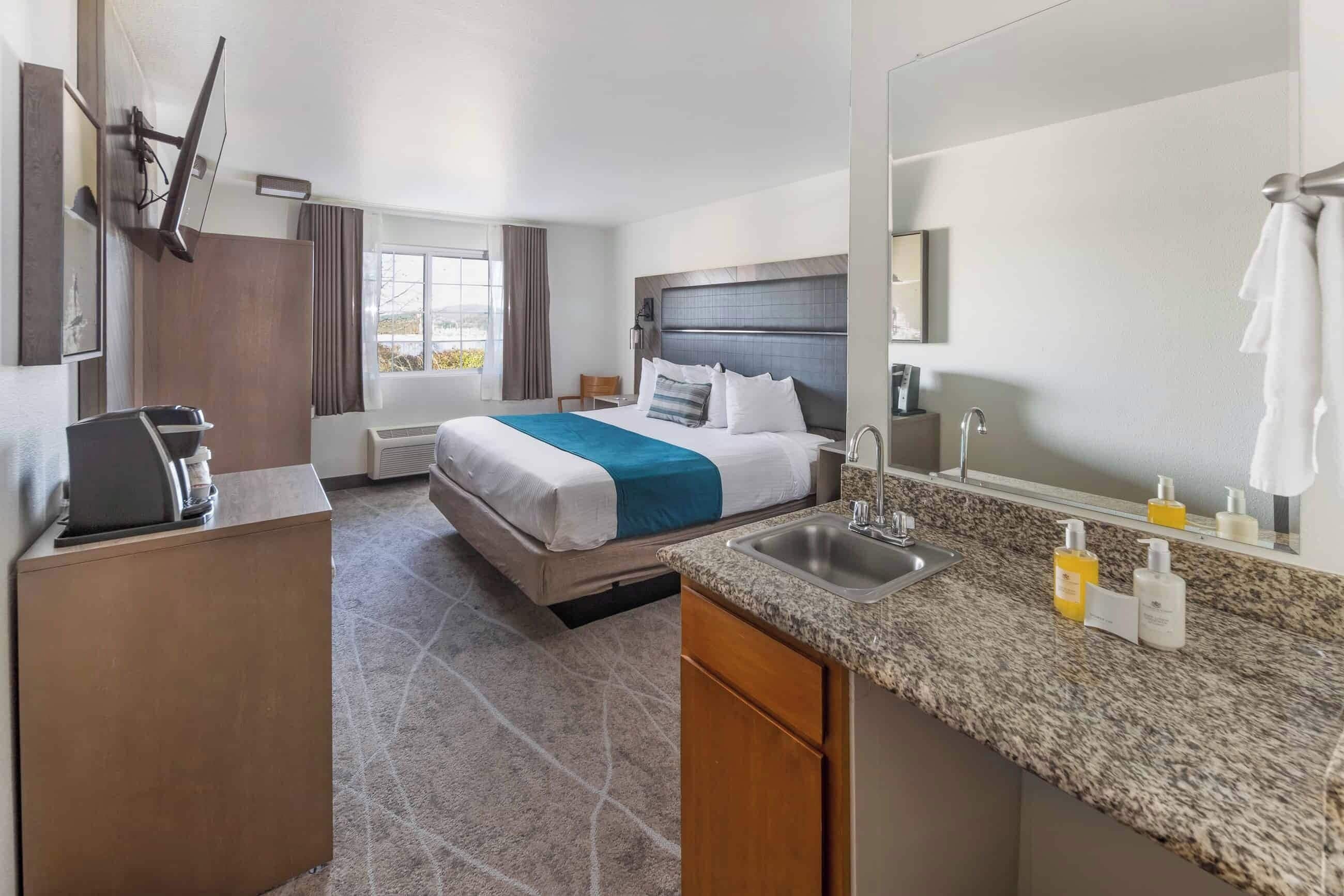 room, 1 king bed, jetted tub | hypo-allergenic bedding, iron/ironing board, free cots/infant beds