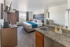 Room, 1 King Bed, Jetted Tub | Hypo-allergenic bedding, iron/ironing board, free cribs/infant beds