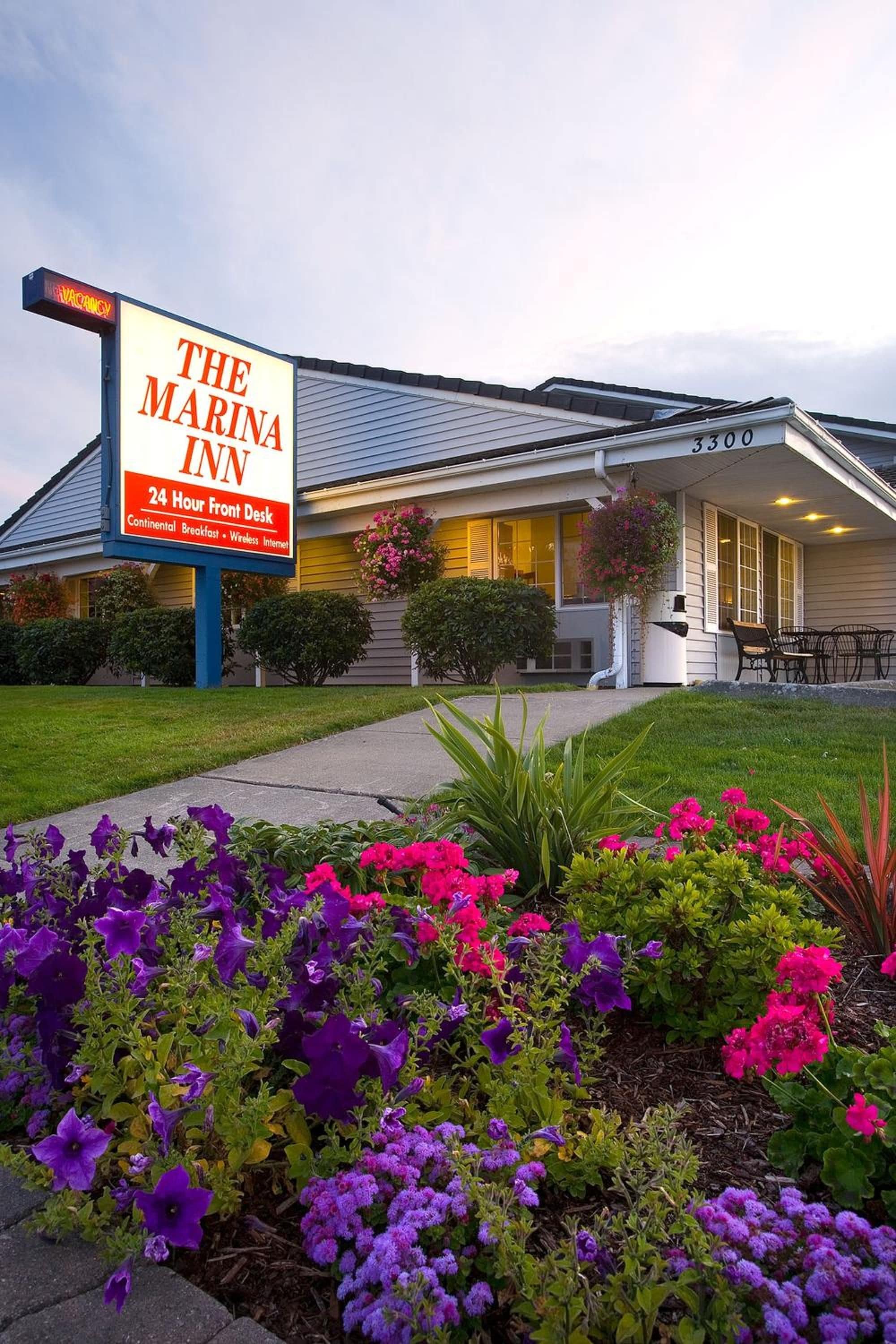 Un hotel llamado 'The Marina Inn' con recepción las 24 horas, ubicado en el número 3300.