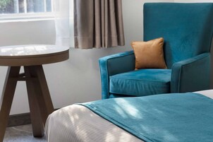 Ropa de cama hipoalergénica y tabla de planchar con plancha 