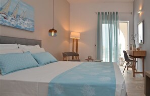 Habitación clásica, vistas a la montaña | Ropa de cama hipoalergénica, minibar, caja fuerte y escritorio