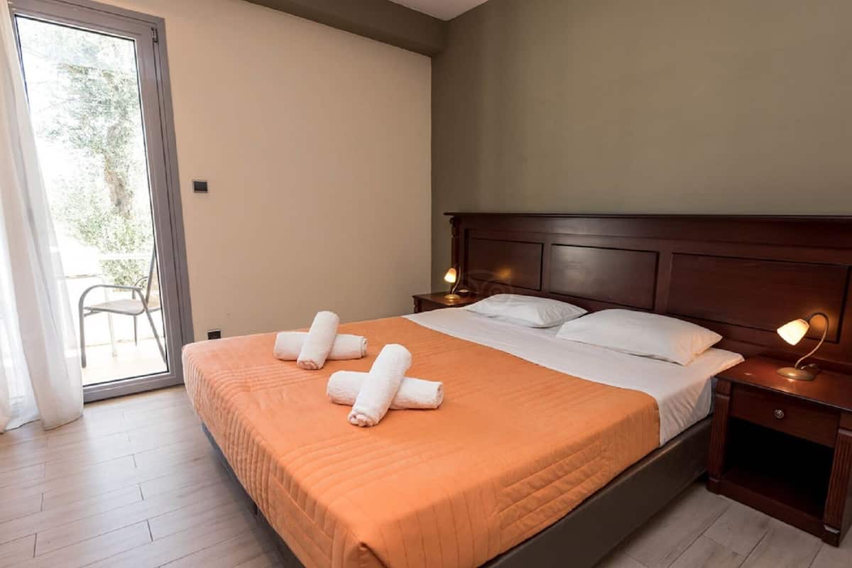 Hypo-allergenic bedding, minibar, in-room safe, desk