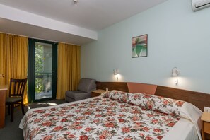 In-room safe, desk, cots/infant beds - Hotel Trakia (Sunny Beach)