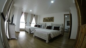 Cofres nos quartos, escrivaninha, ferros/tábuas de passar roupa