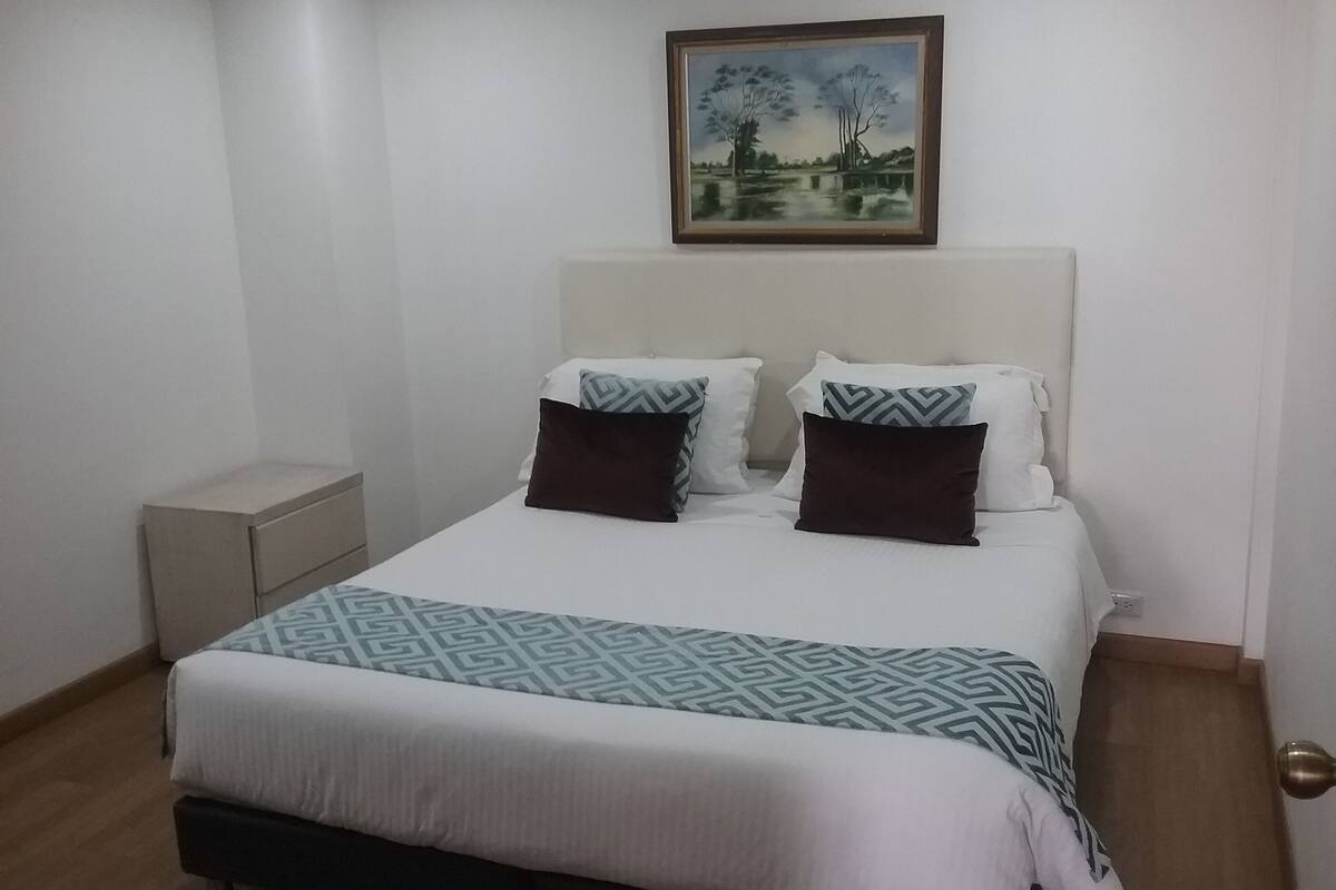 Enkelrum | Värdeförvaringsskåp på rummet, skrivbord och strykjärn/strykbräda