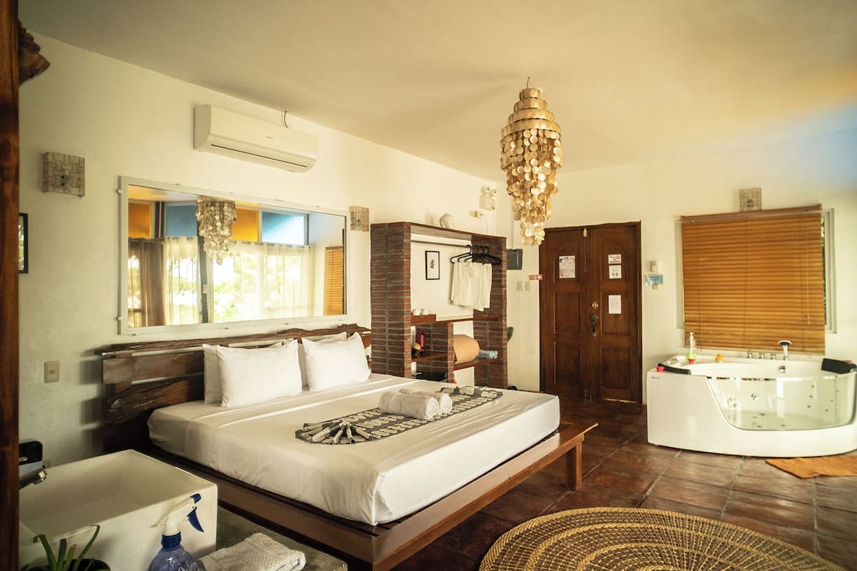 Bangalô luxo, 1 cama Queen, para não fumantes, vista para o mar | Wi-Fi de cortesia, roupa de cama