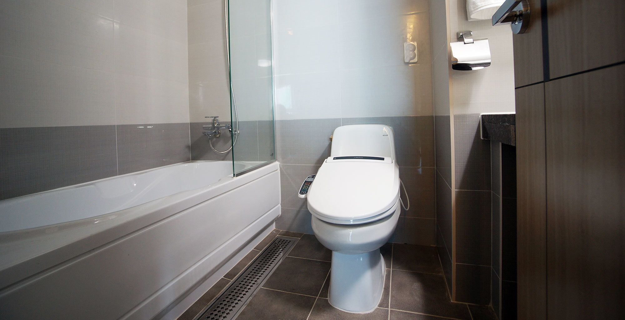 panorama (separate bedroom) | bathroom | free toiletries, hair dryer, slippers, bidet