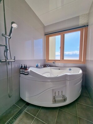 Spa View | Badrum | Gratis toalettartiklar, hårtork, tofflor och bidé