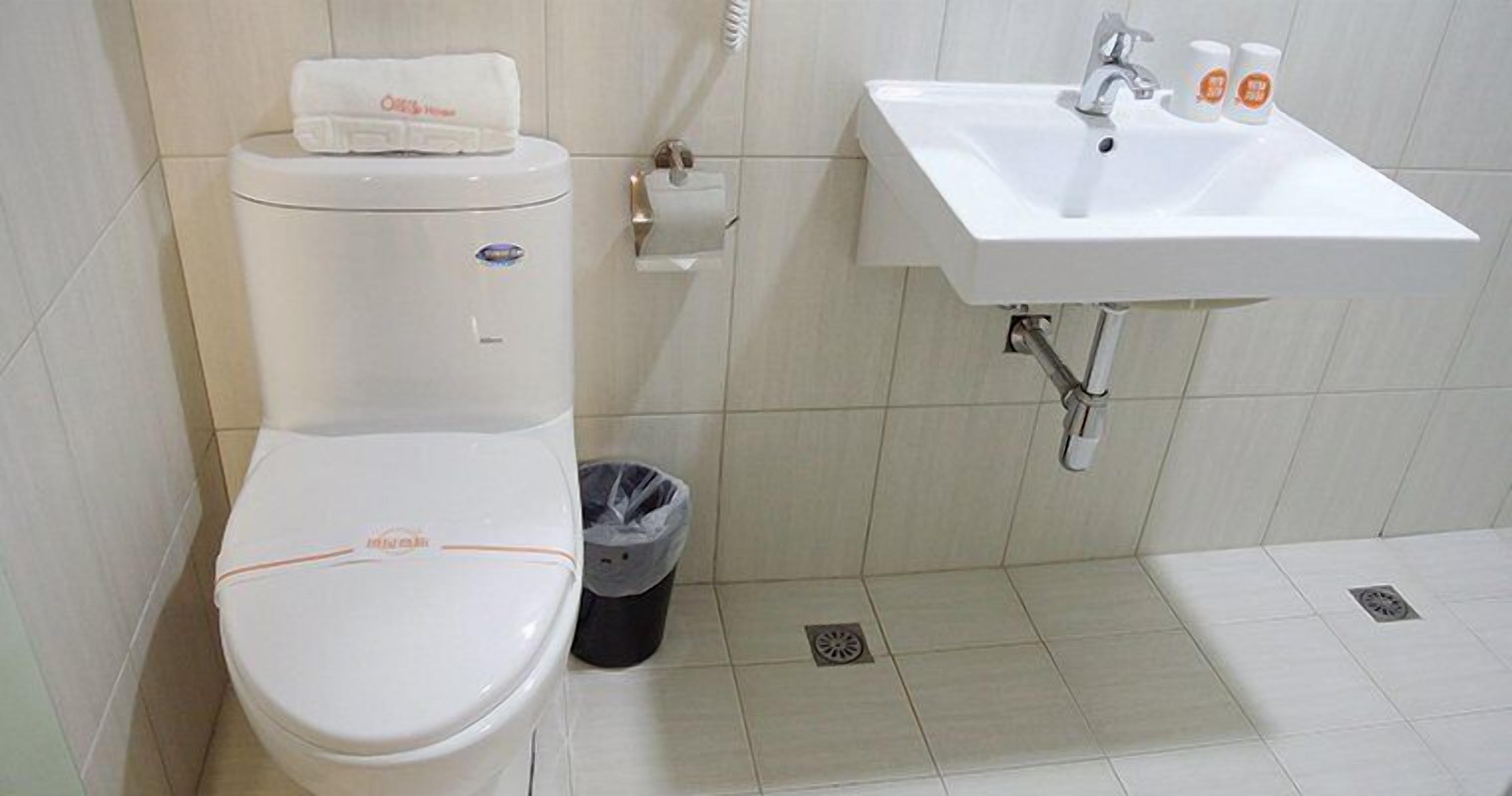 standard double room | bathroom | shower, free toiletries, hair dryer, slippers