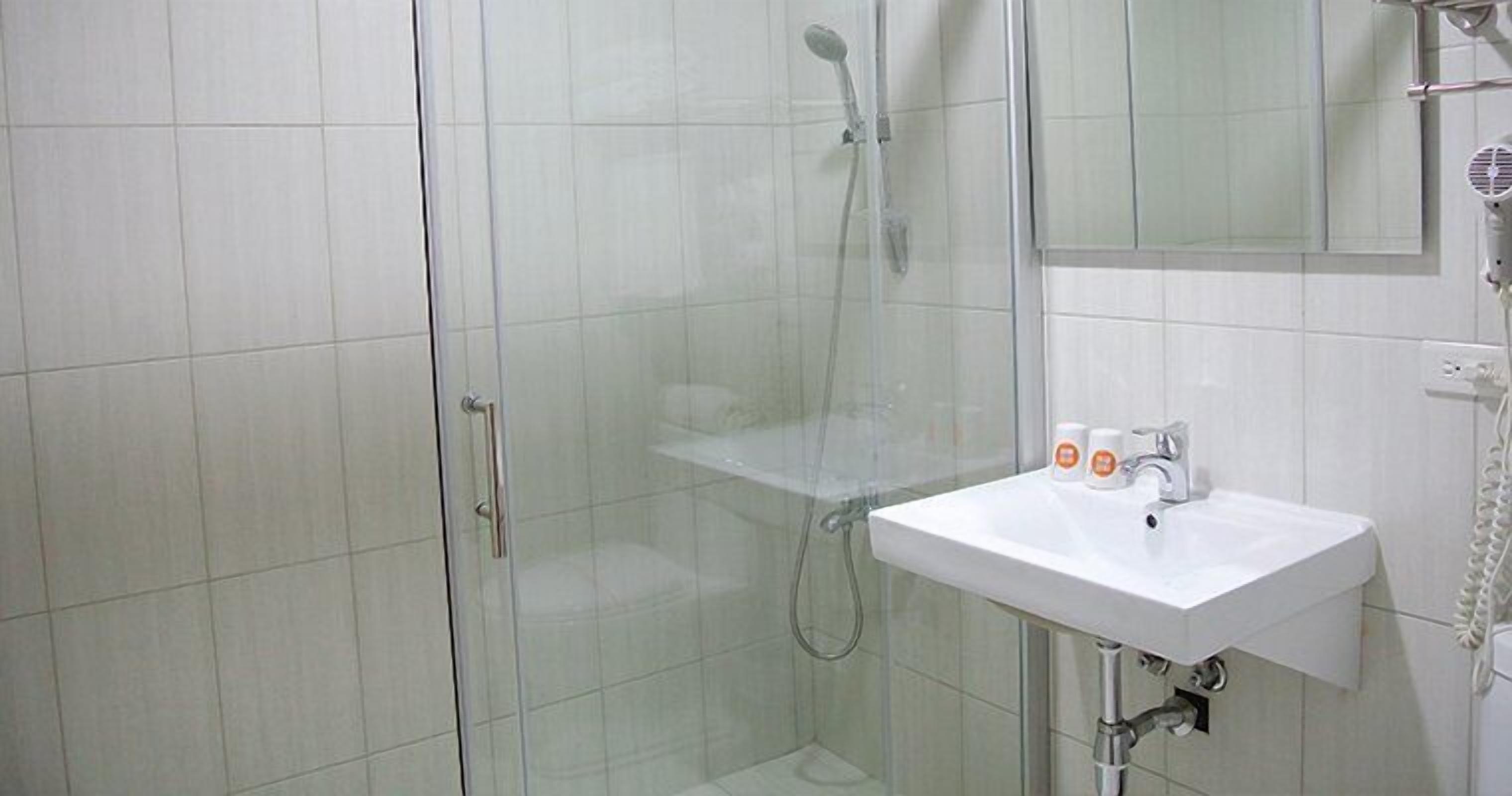 deluxe double room | bathroom | shower, free toiletries, hair dryer, slippers