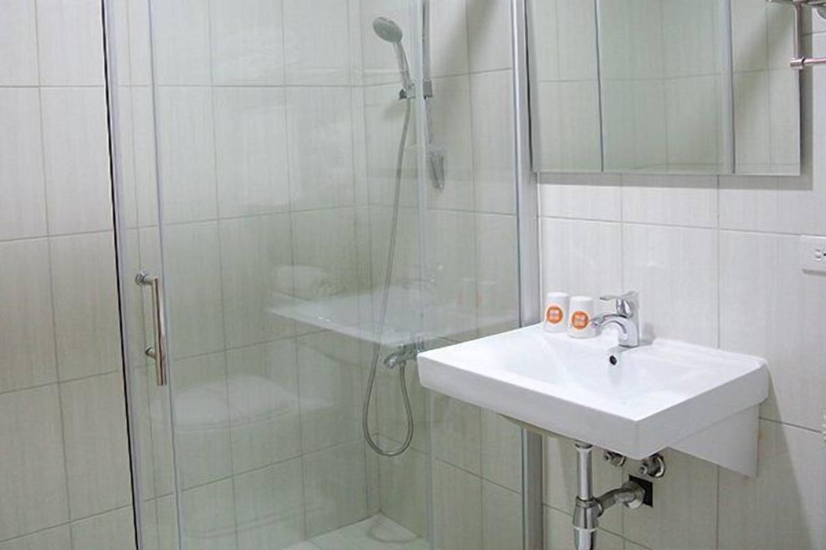 deluxe double room | bathroom | shower, free toiletries, hair dryer, slippers